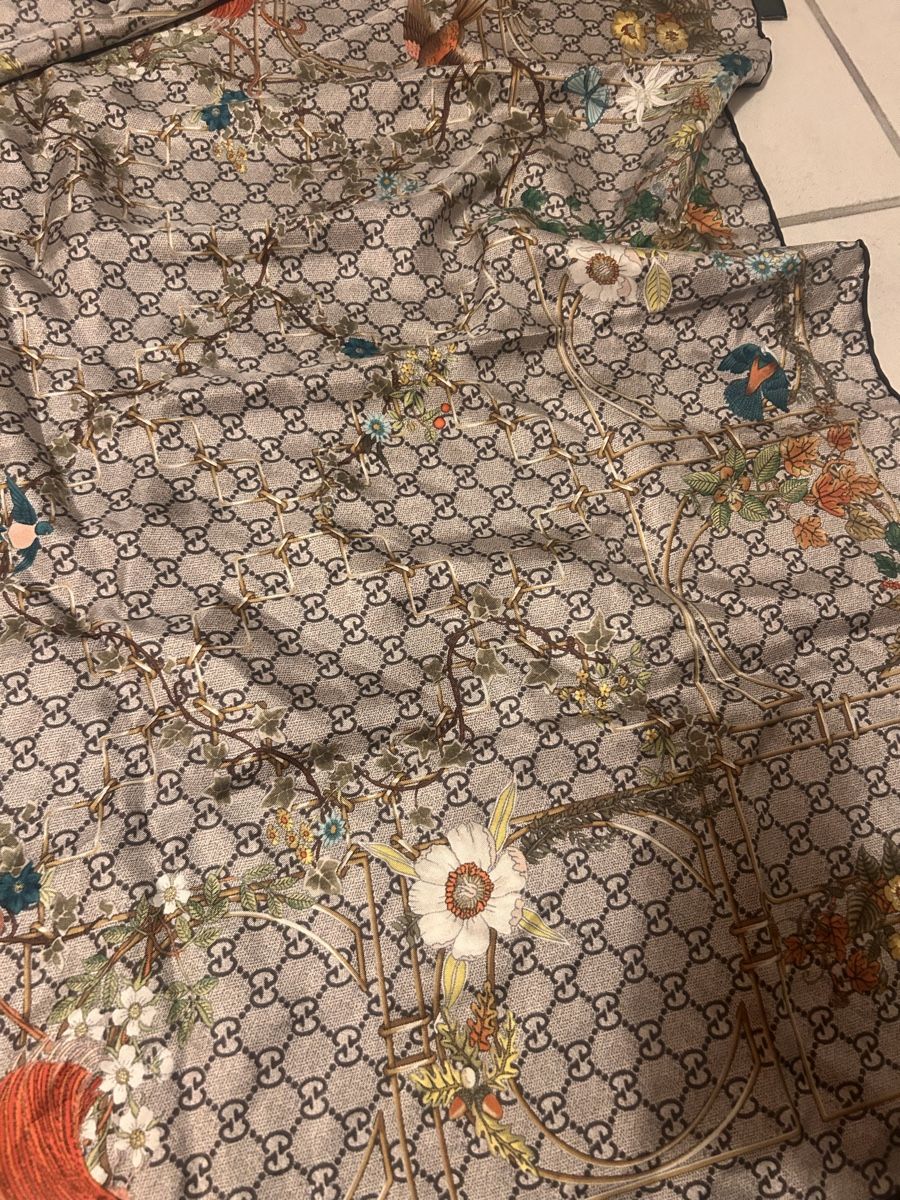 Gucci Foulard & Sciarpe: Gucci Seidentuch mit Blumenmuster, neu! – Nuovo (secondo la descrizione) da Zürich venduto da Elizabeth_2652 5