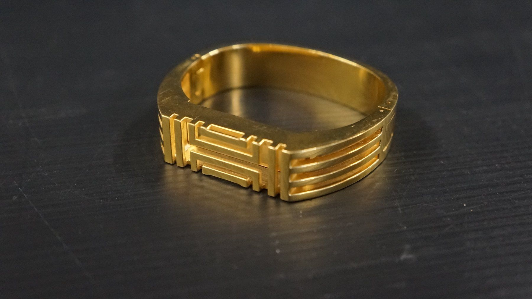 Tory Burch Armbänder & -reifen: Tory Burch Fitbit Gold-Tone Metal Hinged Cuff Bangle Bracele – Gebraucht aus Basel von bk_brockibasel