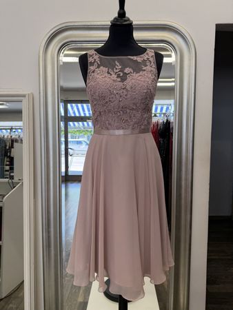 Elegantes rosa Kleid mit Spitze und Perlen Grösse 32