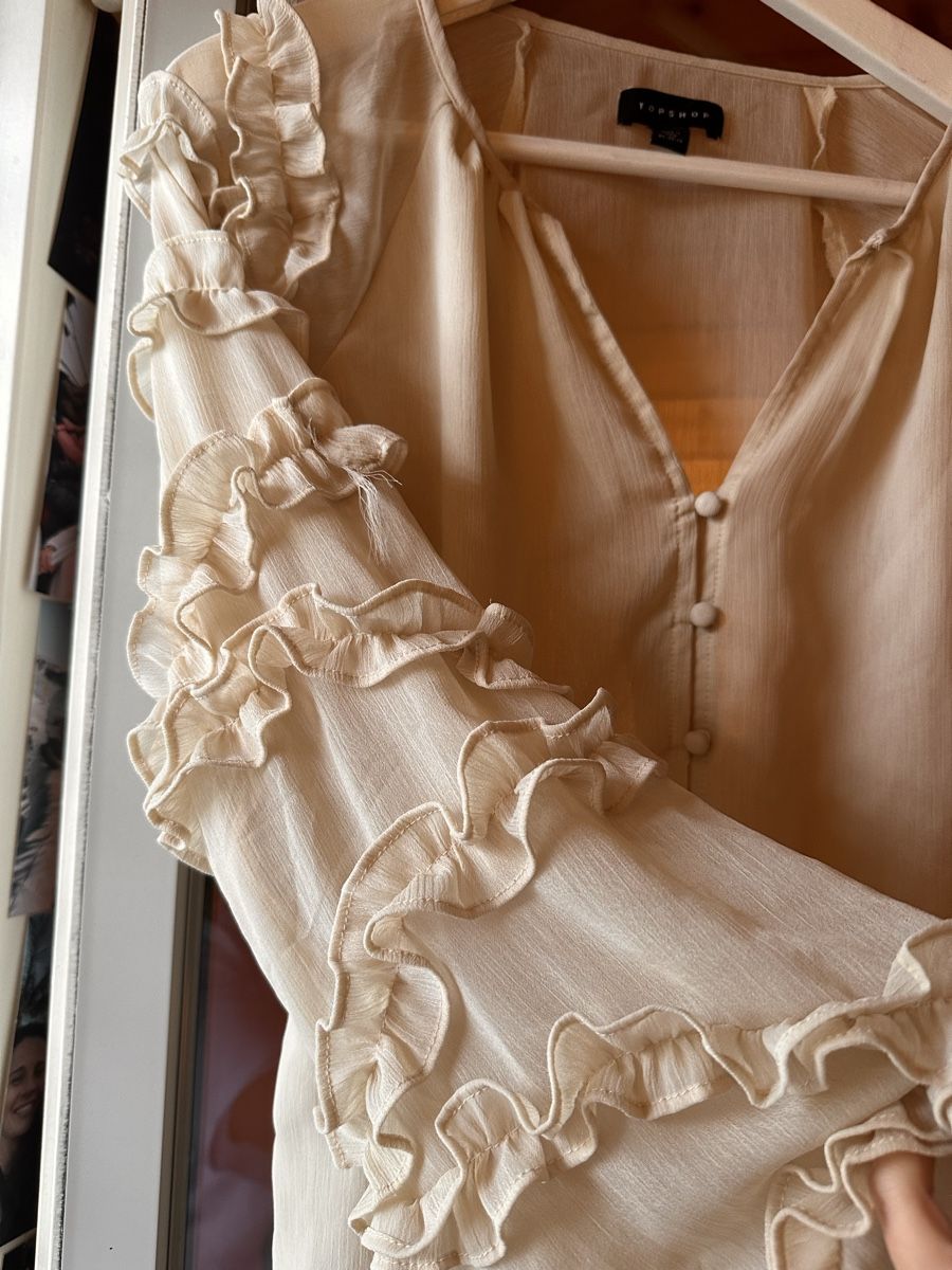 Topshop Camicette: Bluse Beige mit Rüschen auf Ärmeln – Usato da Zürich venduto da BettinaMarie2308 1