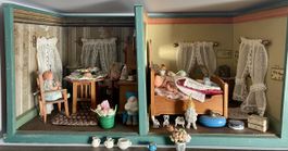 Antikes Puppenhaus aus Holz mit Möbeln