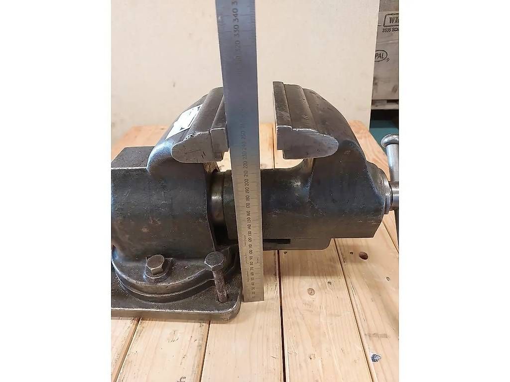 Tous les outils: Grand Etau – D'occasion à Faoug par jea_6l9b 1
