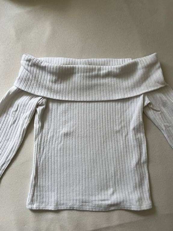 Top: WEISSES GERIPPTES OFF-SHOULDER-TOP – Usato da Maur venduto da tab_z9rh