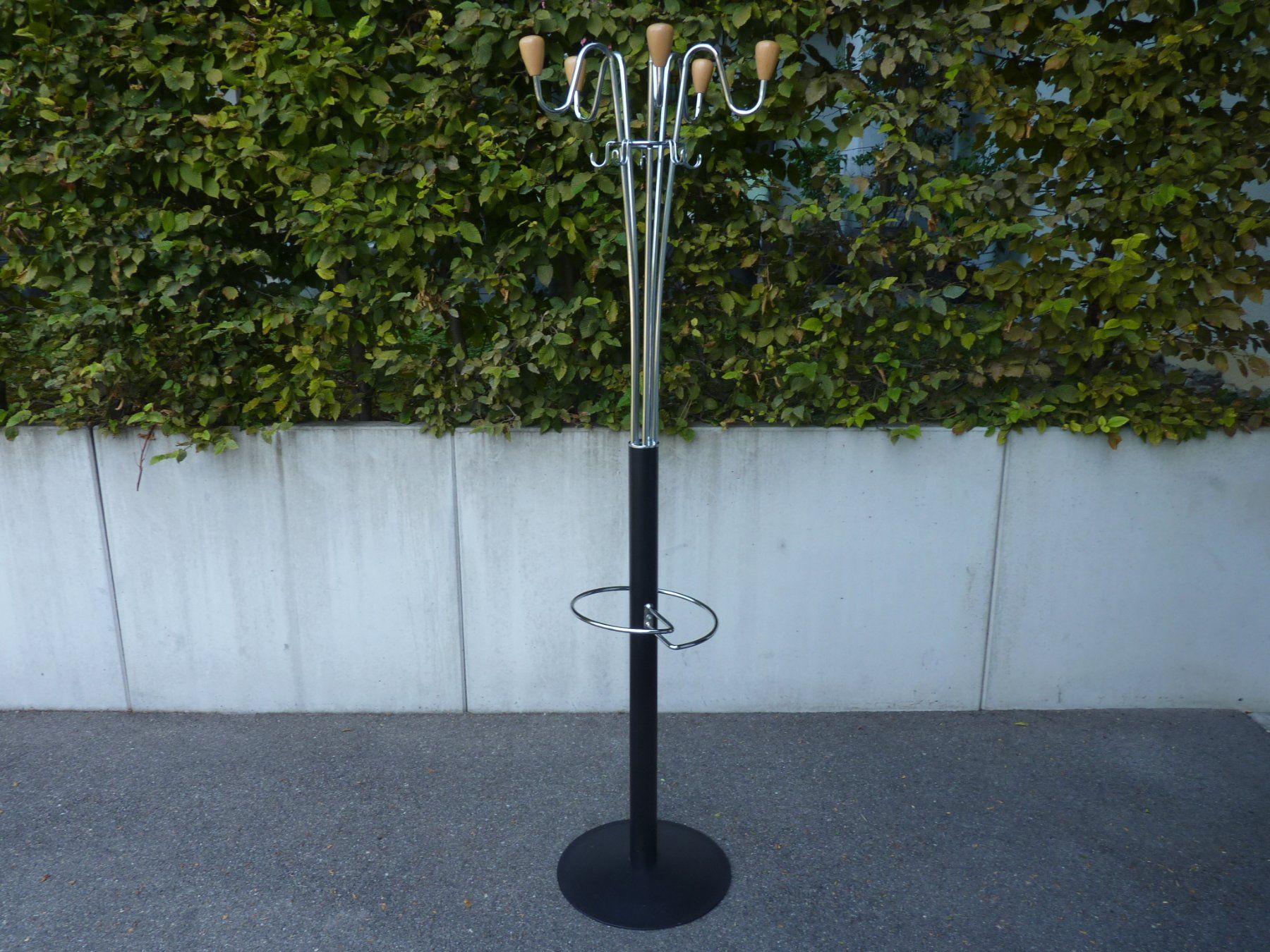 Sonstige Dekorationen & Accessoires: Garderrobenständer robust aus Metall – Gebraucht aus Küsnacht ZH von zoliboli01
