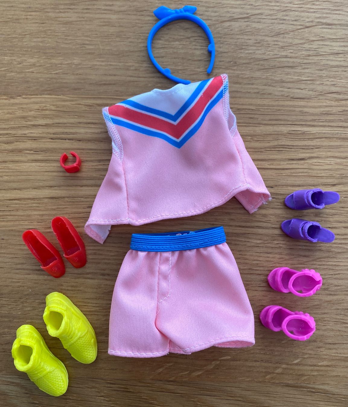 Puppen: Barbie Kleiderset inkl. div. Schuhen – Neu (gemäss Beschreibung) aus Gutenswil von Glitzersternchen
