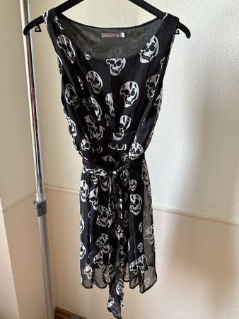 Robe noire légère à têtes de mort, taille S/M,