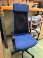 Blauer Bürostuhl mit Rollen und höhenverstellbar