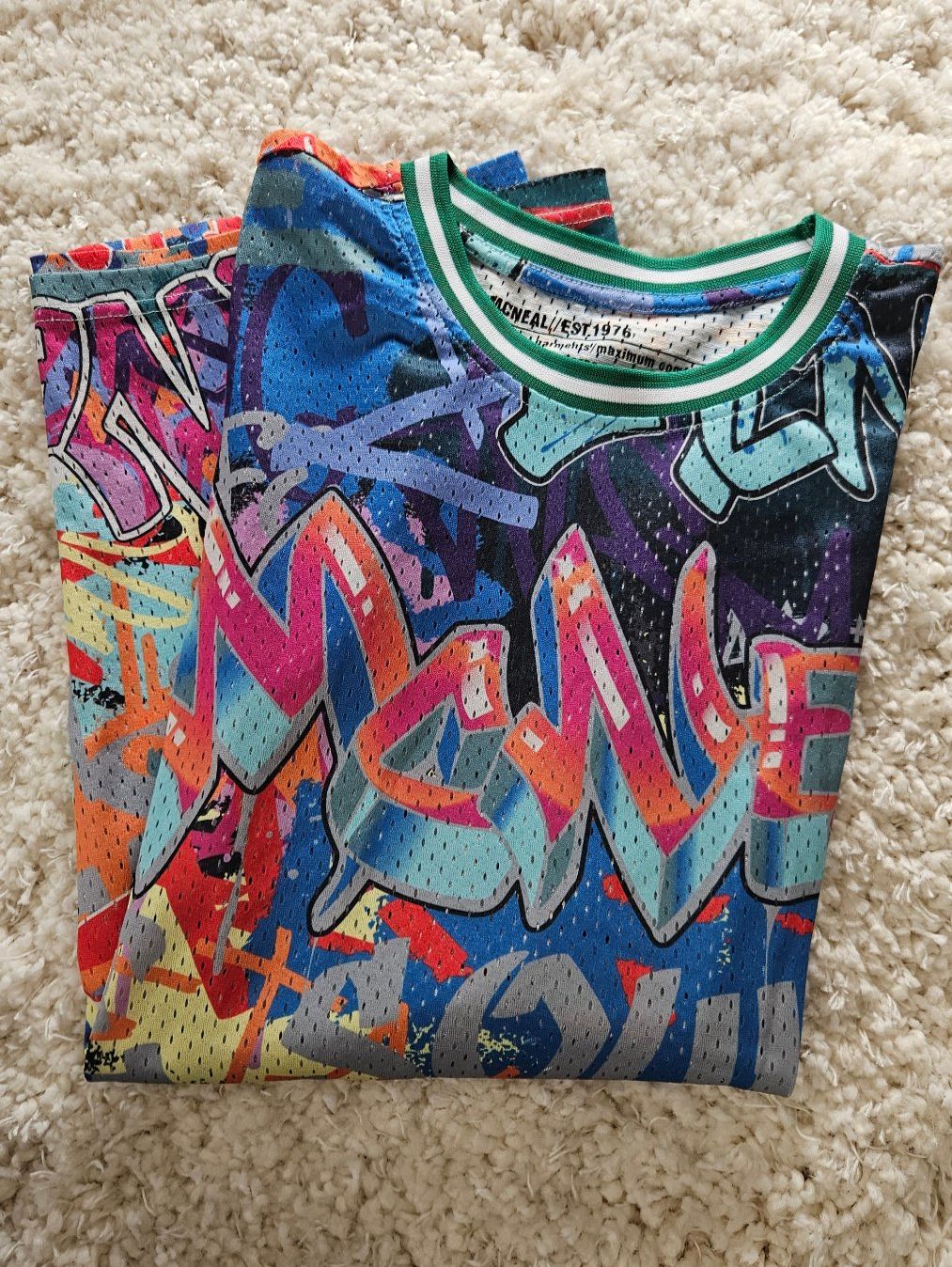 T-Shirts: Tshirt mit Graffiti-Aufdruck Gr.L – Gebraucht aus Hettlingen von Leaena279