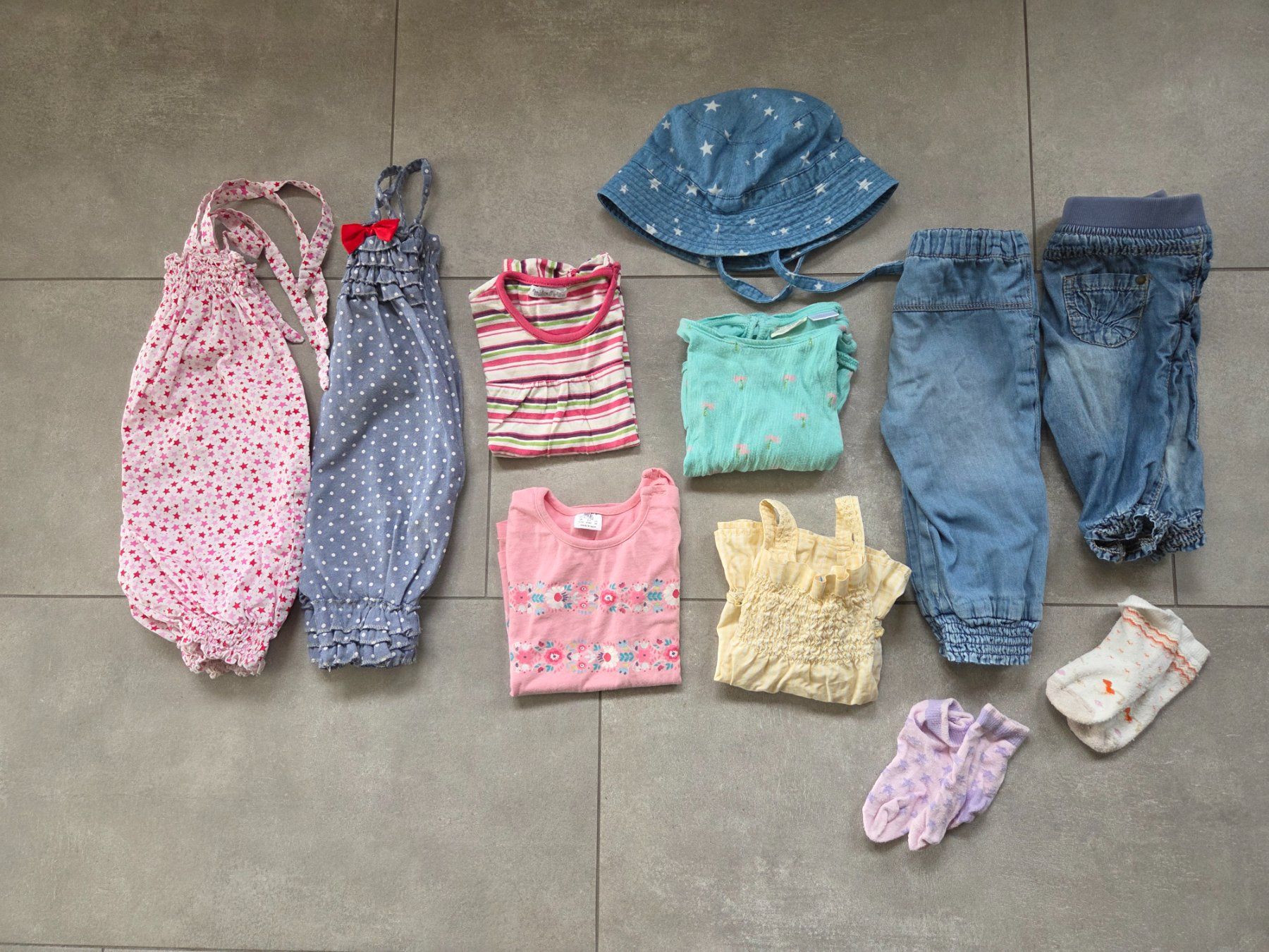 Lotti & Set di vestiti: 11- teiliges Kleiderpaket ca. Grösse 80 – Usato da Wiesendangen venduto da troawus