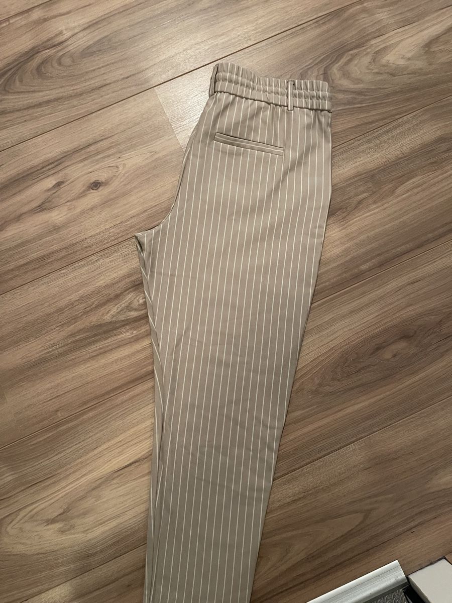 Only Pantalons: ONLY Stoffhose beige gestreift – Neuf (Voir description) à Auw par chr_vcc8 1