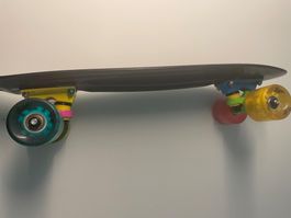 No Rules Skateboard mit leuchtenden Räder