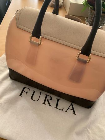 Sac à main Furla rose et beige, parfait pour l'été