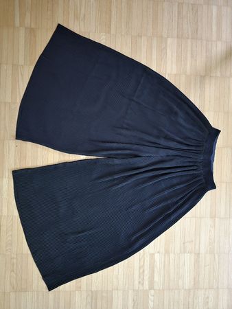Schwarze Plisseehose, elegant und luftig, Grösse XS