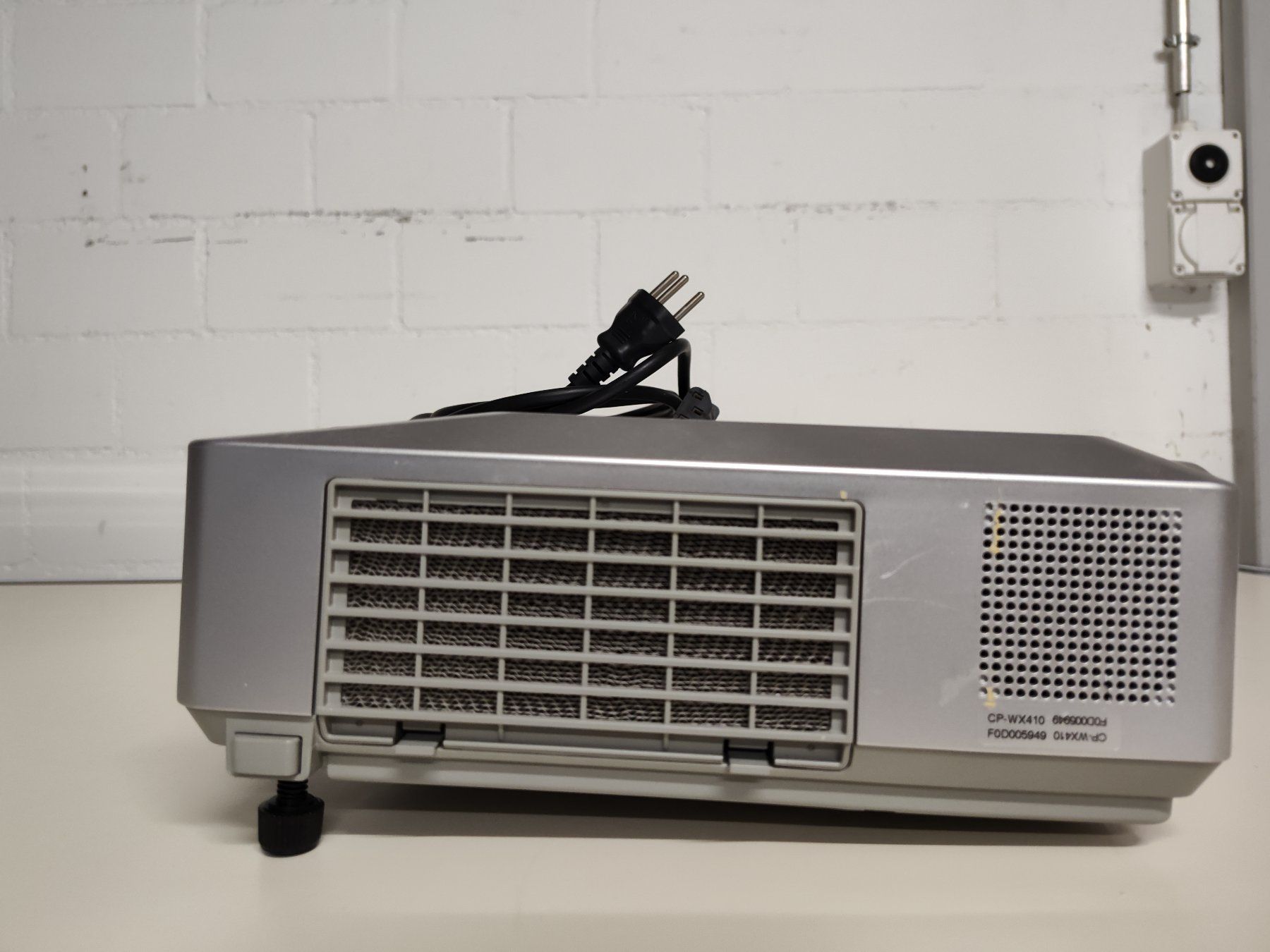 Hitachi Proiettori: Hitachi Beamer, Projector CP–WX410 – Usato da Bern venduto da WE_ARE 4