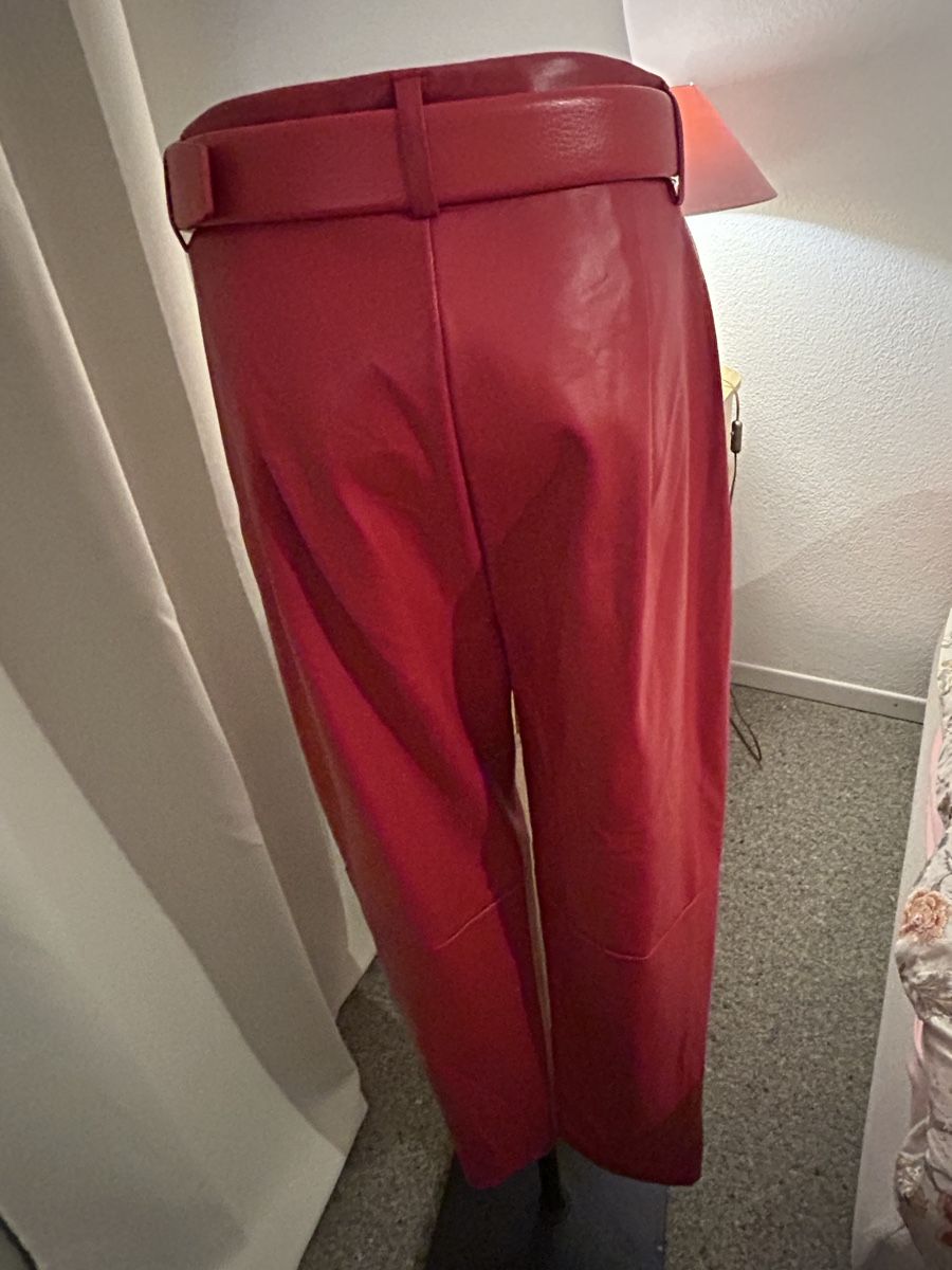 Pantaloni: Rote Kunstlederhose, Grösse L neuwertig – Nuovo (secondo la descrizione) da Bettlach venduto da Aresdiego 1