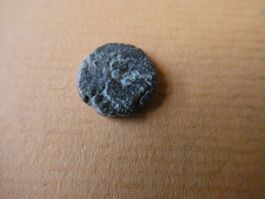 uralte kleine Bronzemünze  11 mm  1.01 g