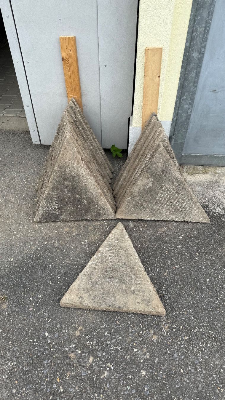 Rivestimenti per pavimenti: 16 dreieckige Gartenplatten – Usato da Schafisheim venduto da Bg4