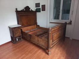 Antikes Bett aus Massivholz (ohne Nachttisch)