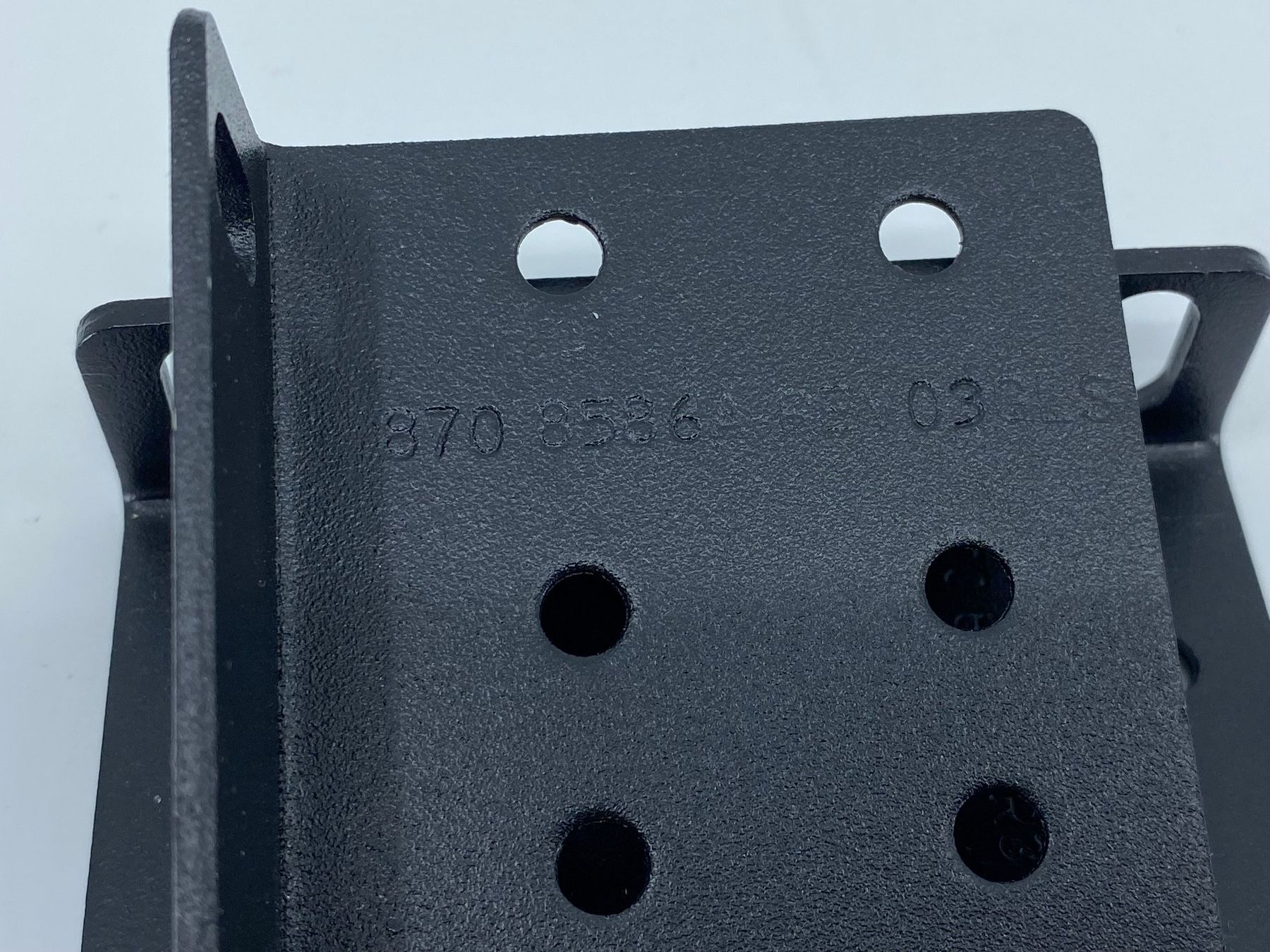 Supporti a parete: APC 870-8586A Server Rack Ear Mounting Bracke Kit – Nuovo (secondo la descrizione) da Langwiesen venduto da Restposten-24 3