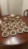 Service à café complet en porcelaine avec décor antique