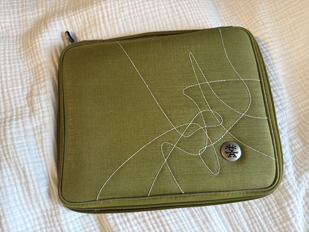 Covers & Taschen: CRUMPLER Hard Shell Tablet Case Olive Green – Gebraucht aus Baden von JellyMonster