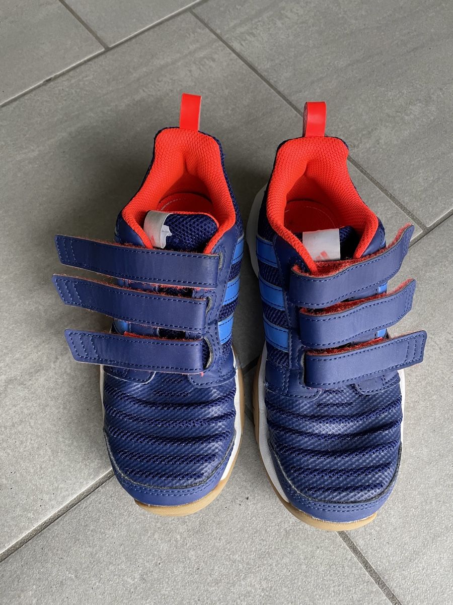 Adidas Scarpe da uomo: Adidas Hallenturnschuhe Grösse 33 – Usato da Mägenwil venduto da Bienchen8 1