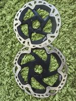Deux disques Shimano XT 6 trous 1x200 + 1x180 comme neufs