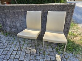 2 Lederbezogene Esszimmerstühle