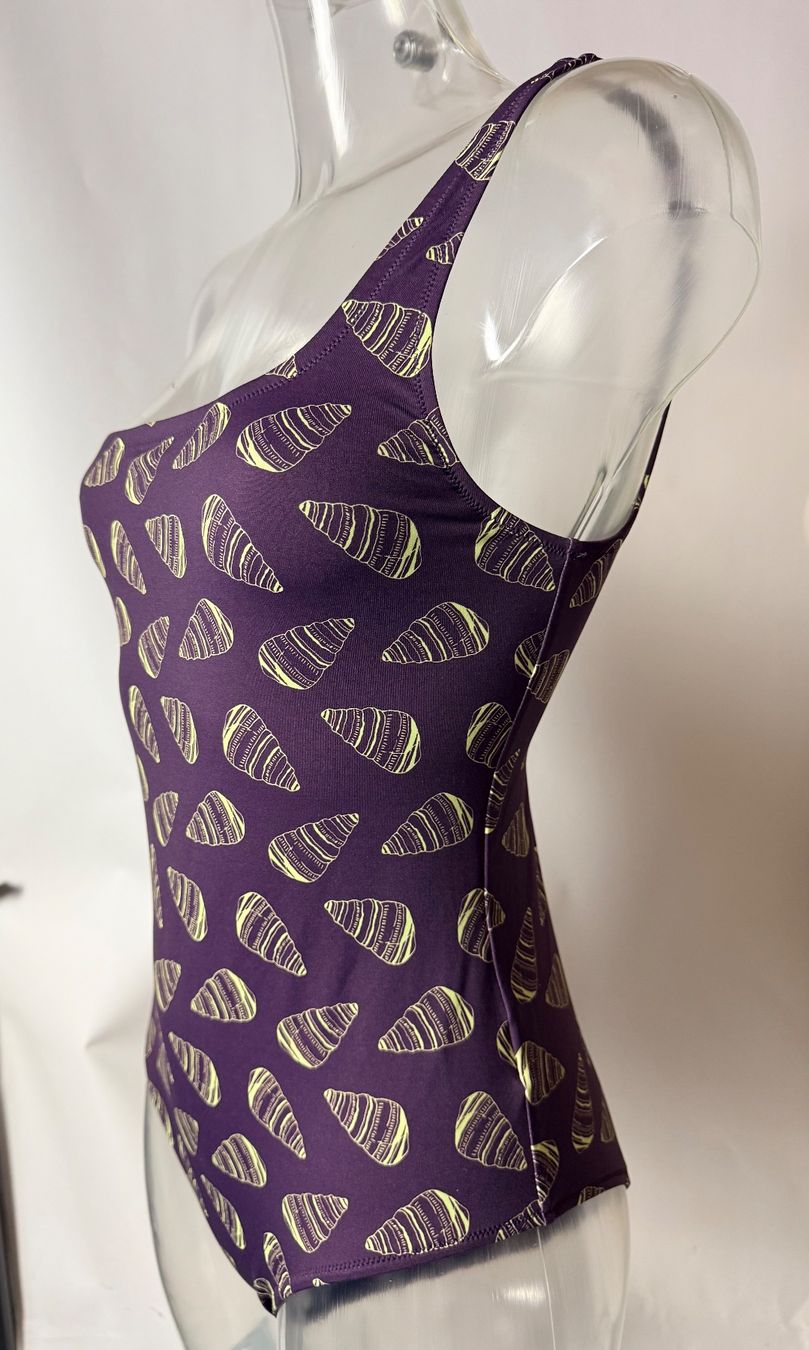 Badekleider & Bikinis: BLUSHA, Badekleid, Grösse 38, Farbe Violett mit Muster – Neu und originalverpackt aus Rudolfstetten von gst_g7xl 1
