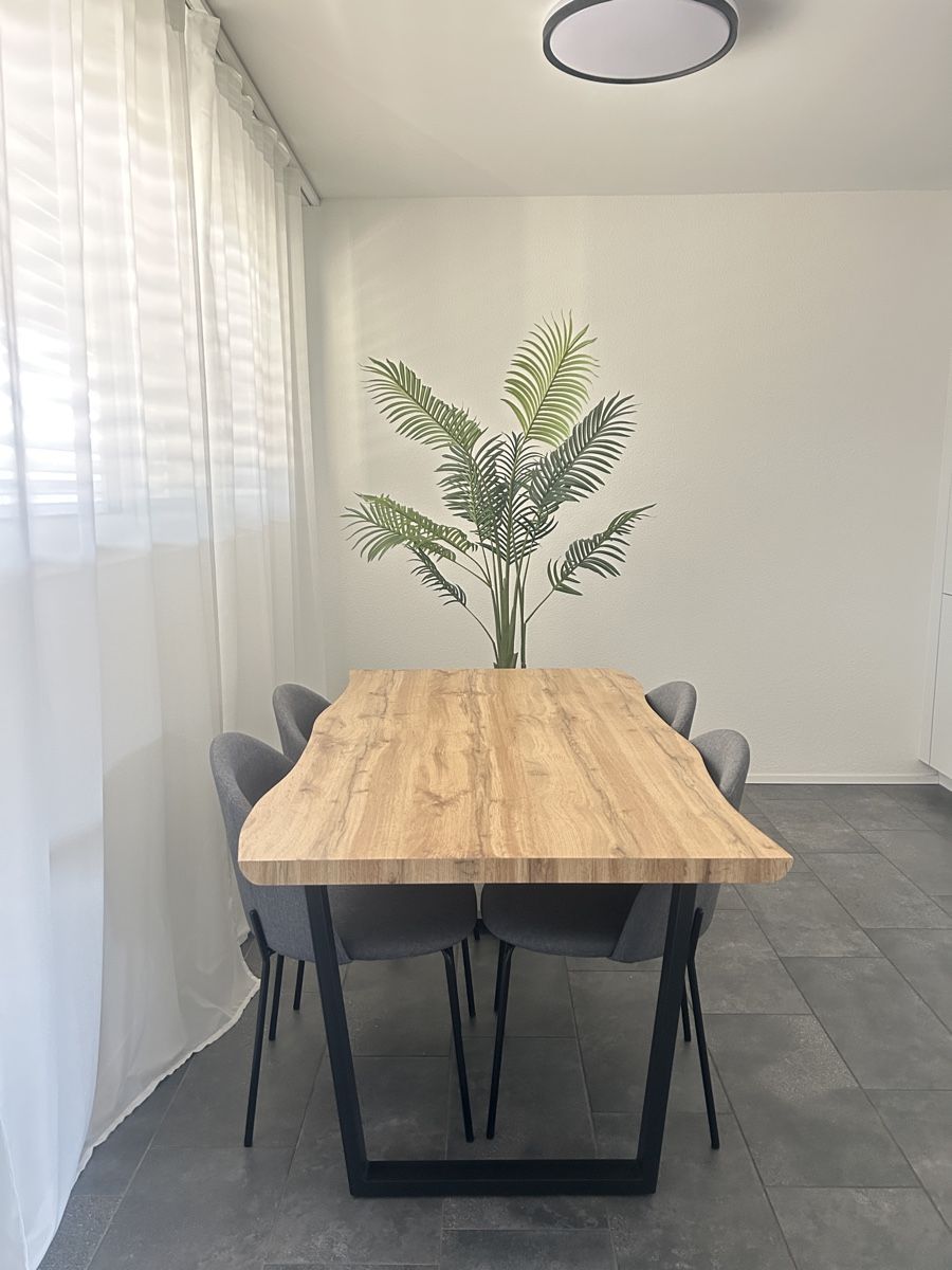 Set de table et chaises: Esstisch mit 4 Stühlen, Holzoptik, neuwertig – Neuf (Voir description) à Aarburg par mel_t6n9 4