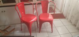 2 sedie di metallo rosso dal design industriale