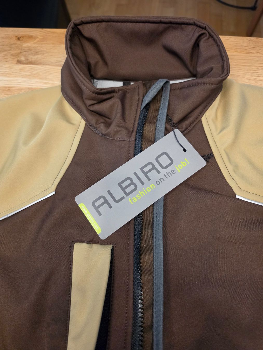 Vestes: Softshelljacke sand/beige Gr.S – Neuf avec emballage d'origine à Thun par Beas-Allerlei 1