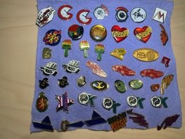 Lot de 45 pins divers colorés en état d'occasion