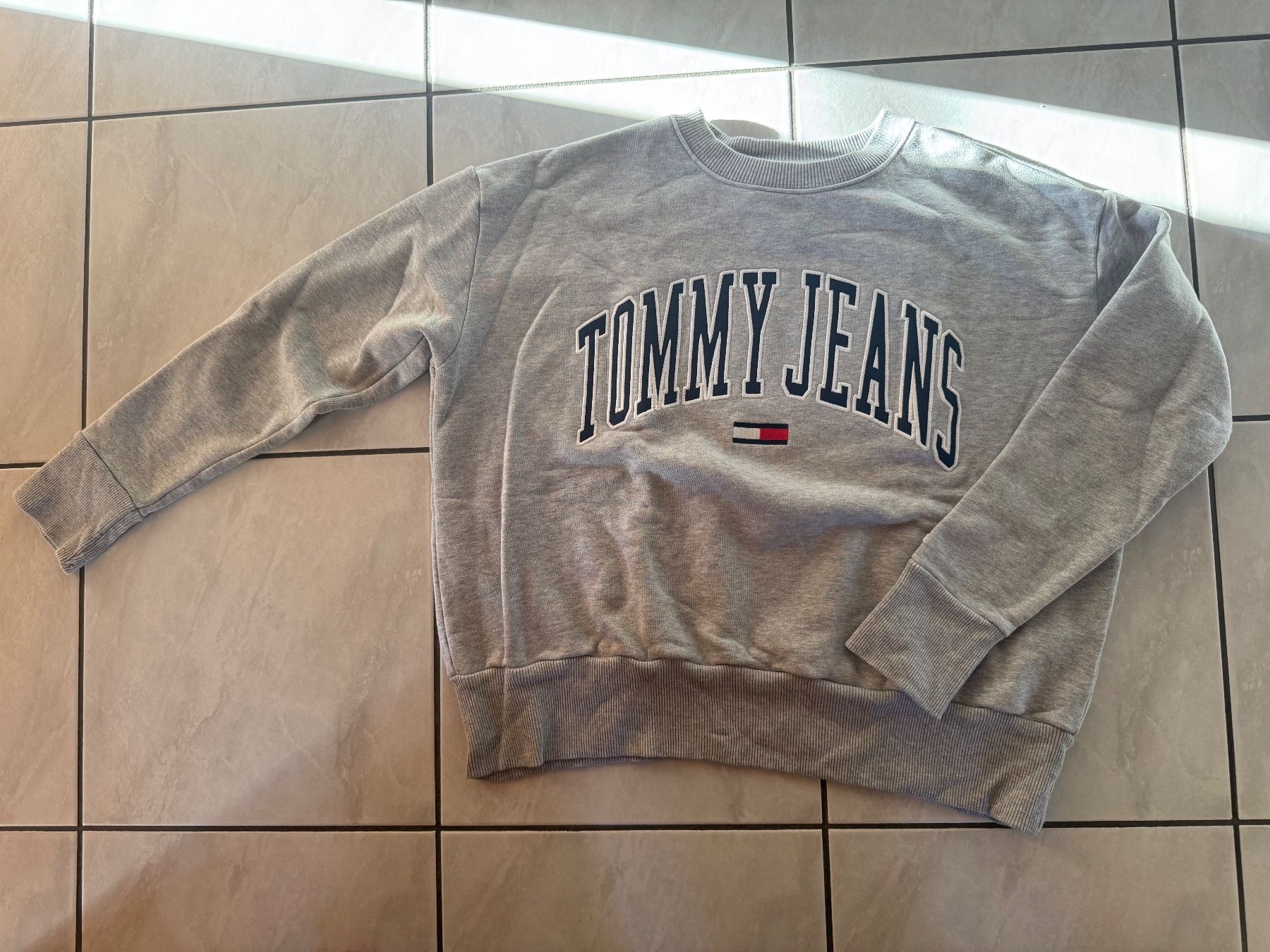 Tommy Hilfiger Maglioni & Felpe: Tommy Jeans Pullover, Gr. M, Grau, Top Zustand! – Usato da Hergiswil NW venduto da kaufe_bei_kaufmann