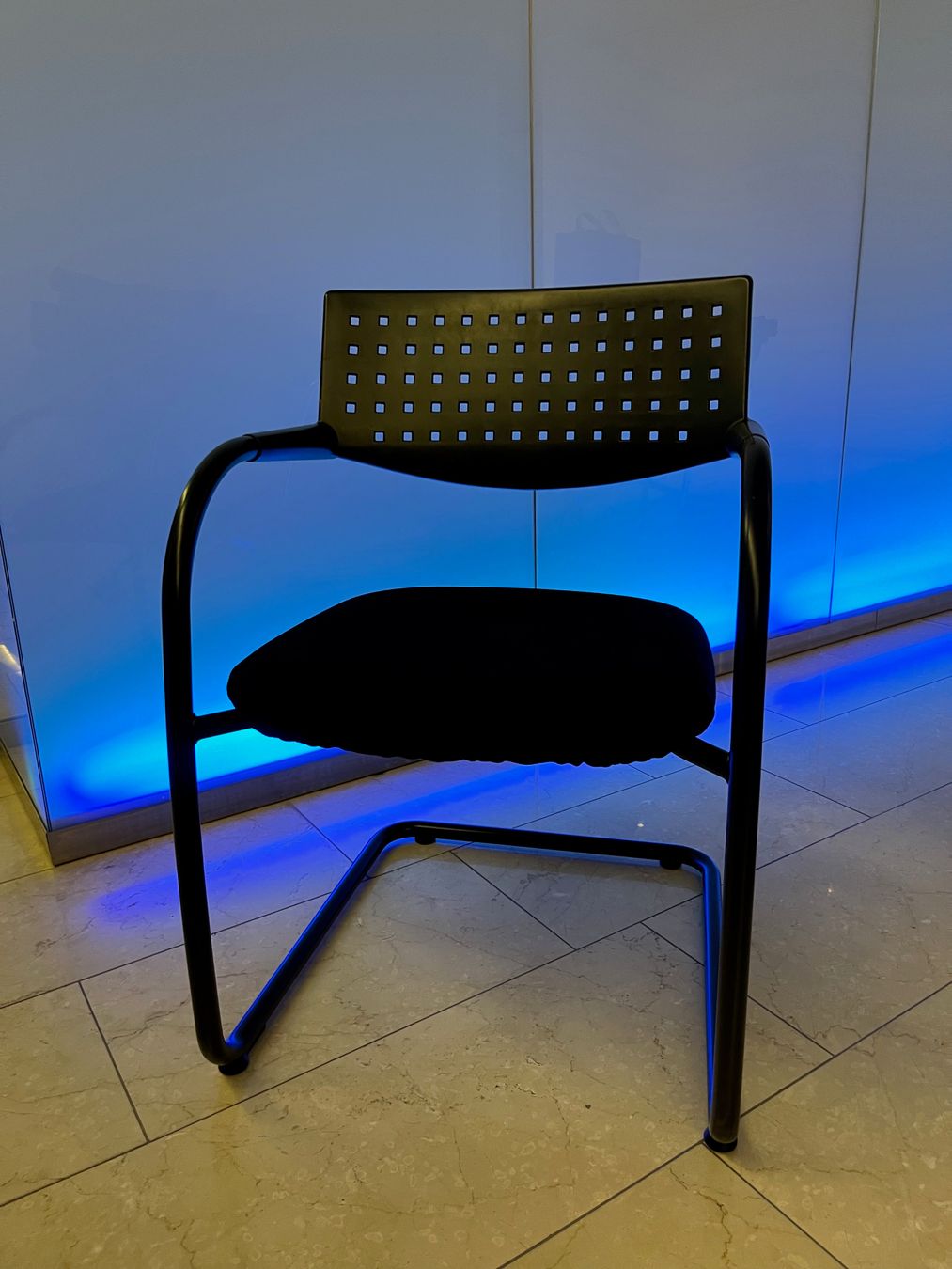 Vitra Stühle: Vitra Visavis Design Konferenzstuhl Black Edition – Gebraucht aus Affoltern am Albis von Zapro 3