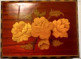 Schöne kleine Holzschatulle 11x8.5x4.5 cm. Mit Klappdeckel.