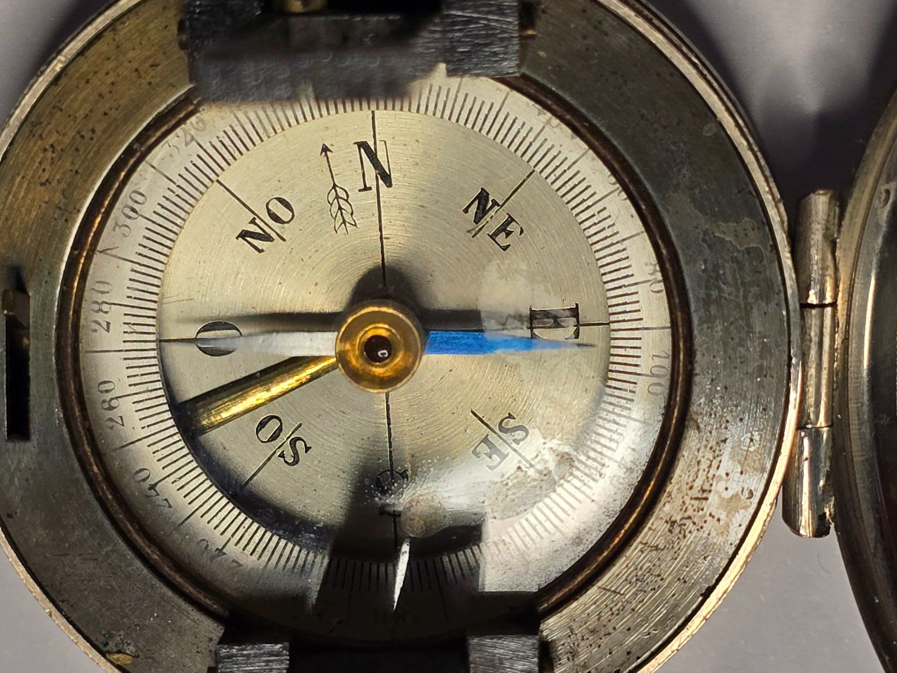 Altri elettrodomestici e apparecchi d’epoca: Historischer Peilkompass 1918 im Originaletui – Usato da Hinwil venduto da Charon272000 9