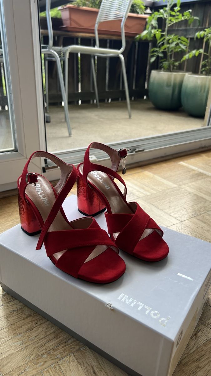Scarpe da donna: Red Suede Block Heel Sandals von Pollini  – Nuovo e nell'imballaggio originale da Rüschlikon venduto da ane_z8yf