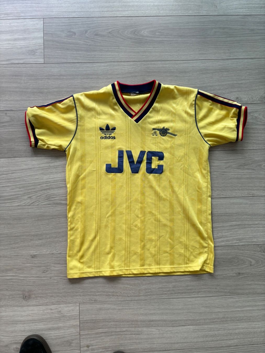 Adidas Canottiere & Pantaloni: 1986-88 Arsenal Away Shirt – Usato da Castione venduto da REER