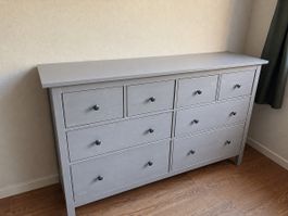 Graue Hemnes Kommode mit 8 Schubladen - viel Stauraum