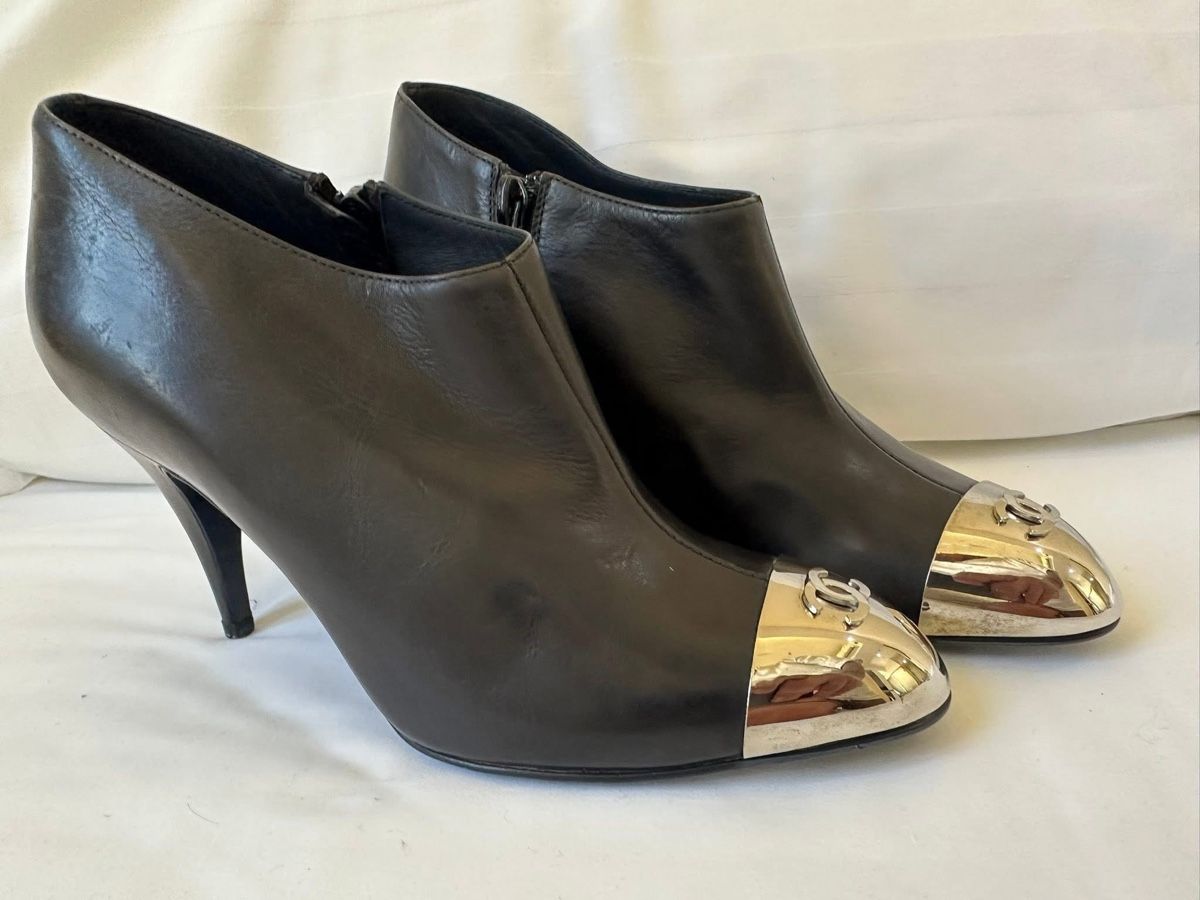 Chanel Scarpe da donna: Chanel Leather Boot Heels – Usato da St.Josefen venduto da lop_lh8d 1