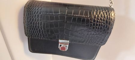 Exklusive Schwarze Navyboot Tasche mit Krokoprägung