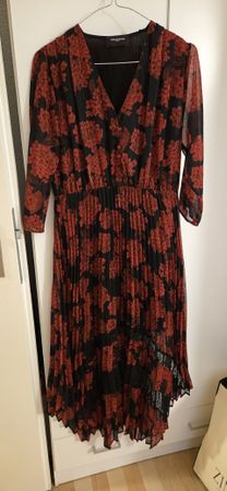 Kleid The Kooples schwarz rot floral plissiert Grösse M