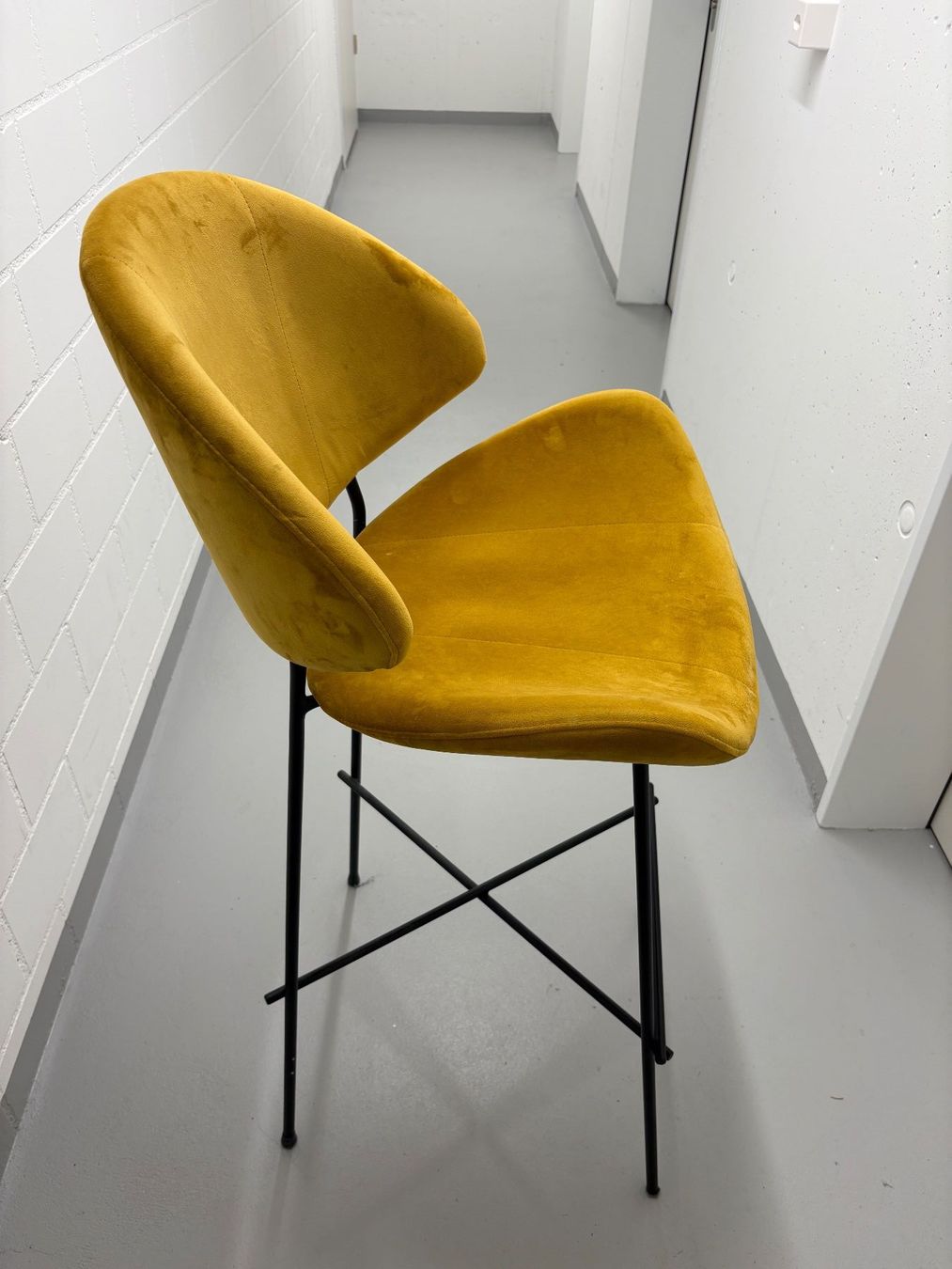 Hocker: Cheri Bar Velours High stool From Iker – Gebraucht aus Allenwinden von jef_9w6z