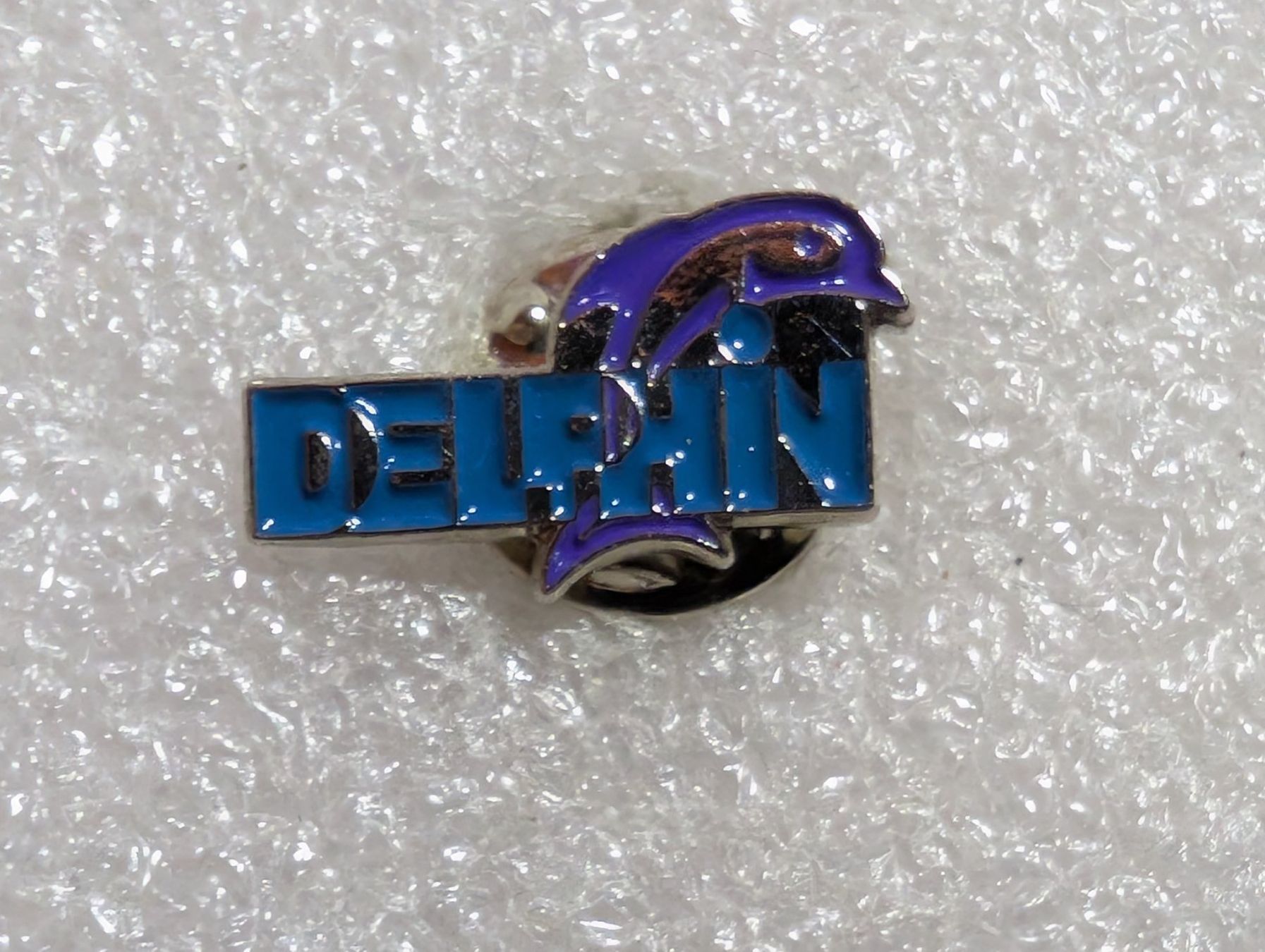 Plaketten & Abzeichen: Ansteckpin 298: Delfin – Gebraucht aus Oppligen von Pin-Fall-Shop