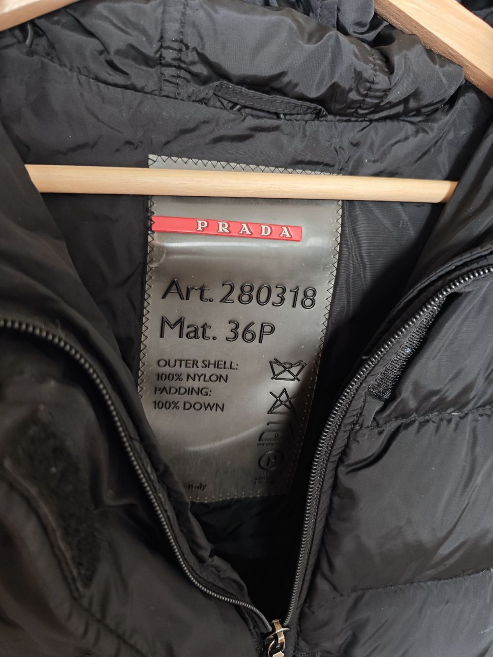 Prada Jacken: Prada Black Down Padded Jacket, Size 42, Winter Essential 🖤 – Gebraucht aus Zürich von alu_dzr7 1