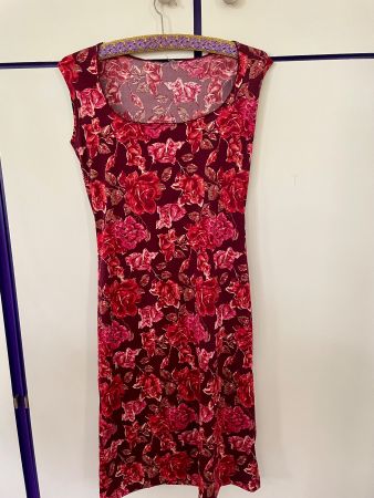 Rotes Sommerkleid mit Rosenmuster, Grösse 38, Top Zustand!