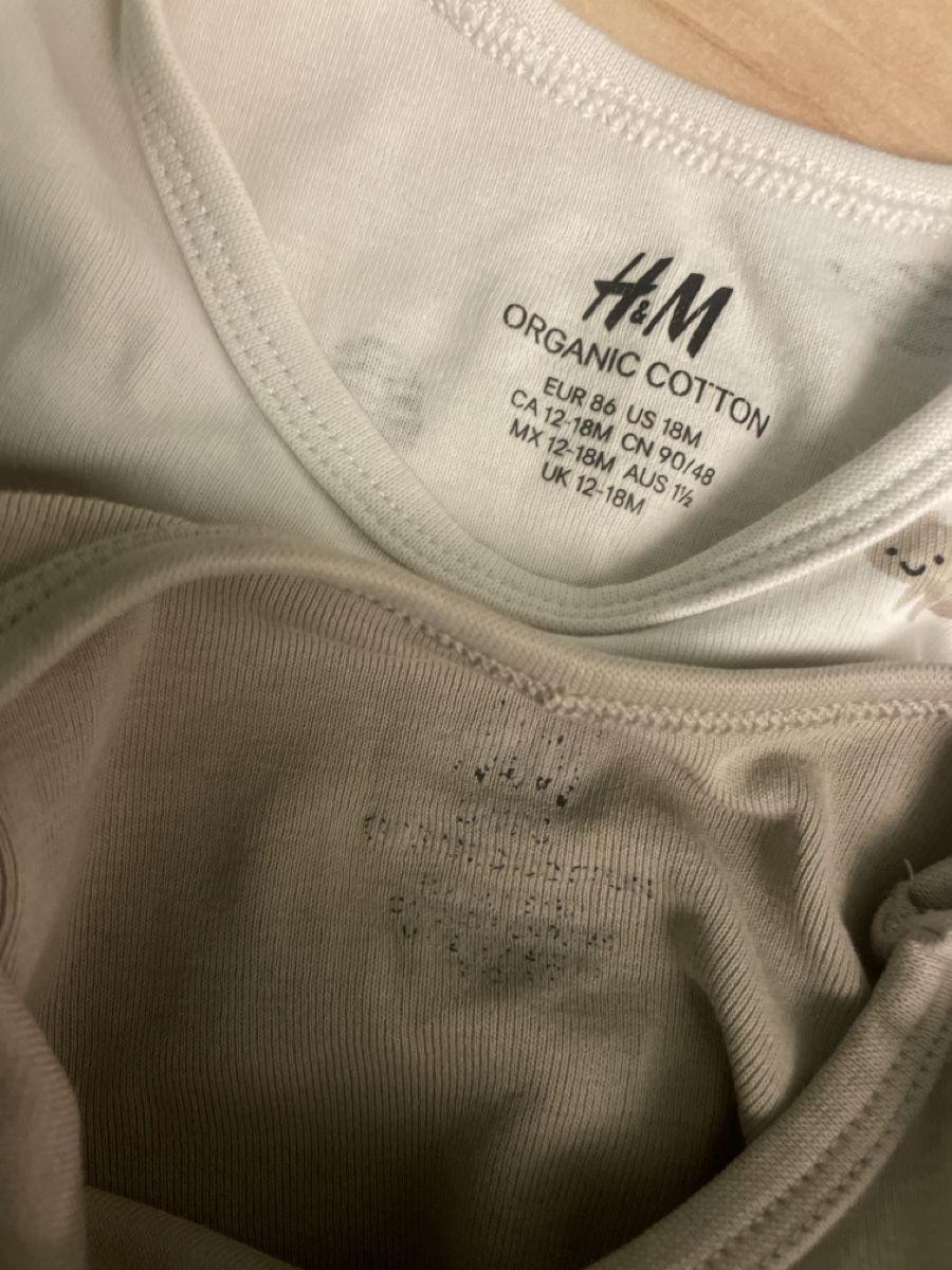 H&M Sous-vêtements: 2 Bodys H&M Gr. 86/18M kurzarm eines Neu – Neuf (Voir description) à Obergerlafingen par cabo4 1
