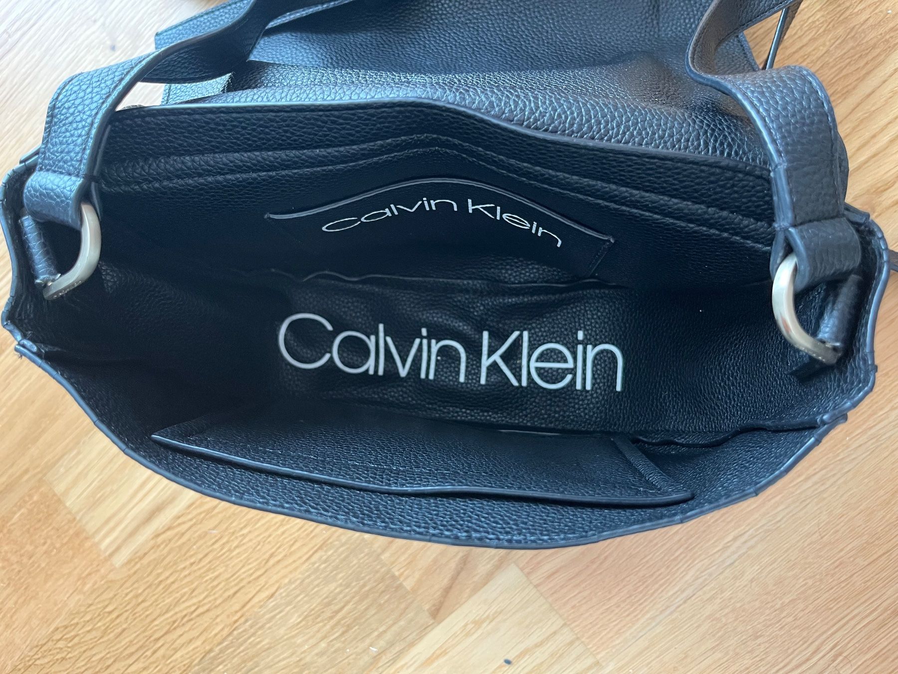 Calvin Klein Taschen für Damen: Calvin Klein Umhäng Schwarz Leder Look Umhaengetasche Som... – Gebraucht aus Uster von alexandraklopfer 2