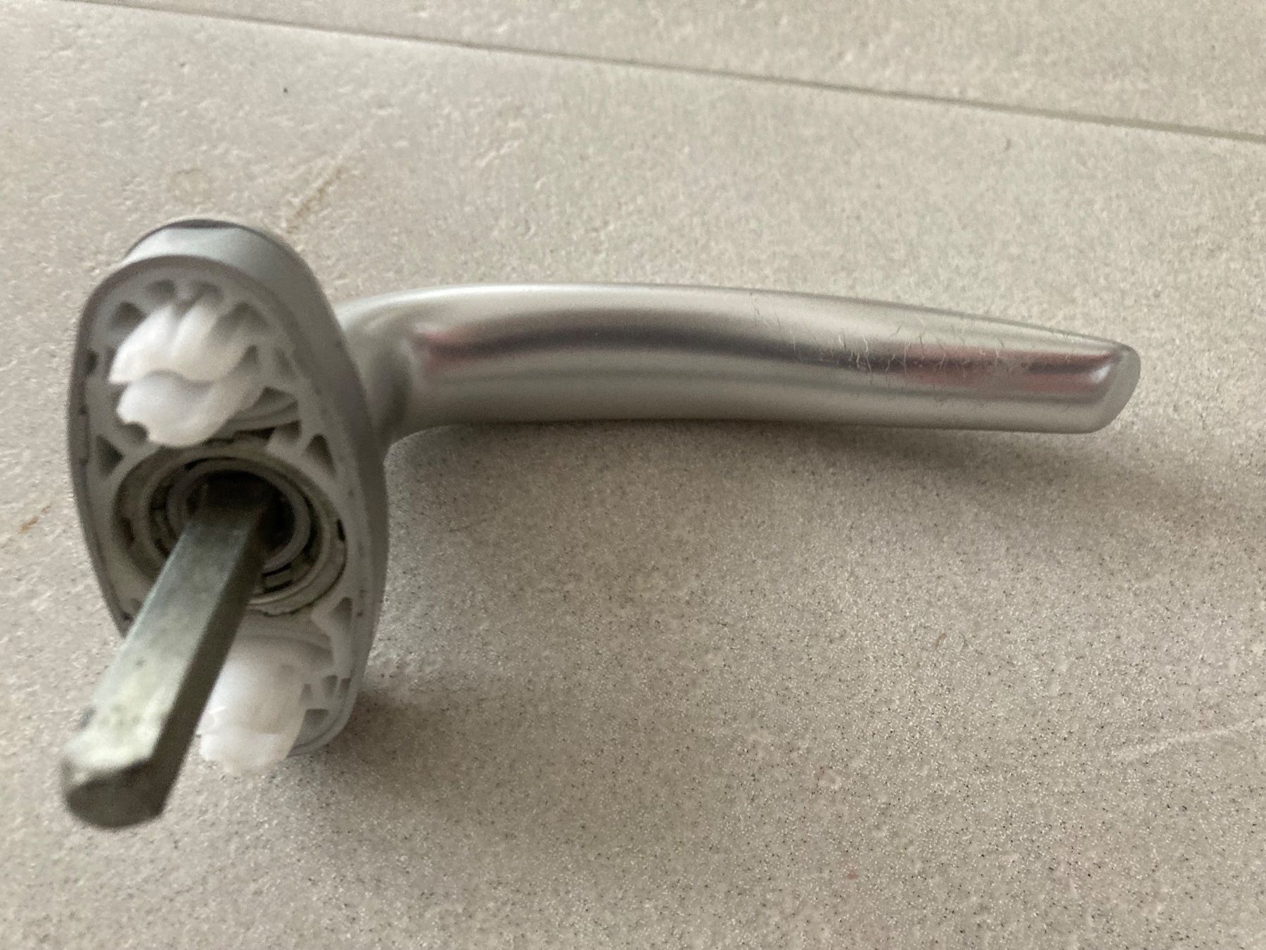 Ferramenta: 4x gebrauchte Fenstergriffe 4 B, silber, mit Schrauben – Usato da Nussbaumen AG venduto da car_7b54 2